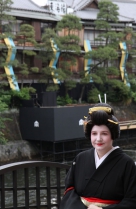 Ito | Geisha-Akademie, Outdoor-Posing mit Akademie-Hintergrund